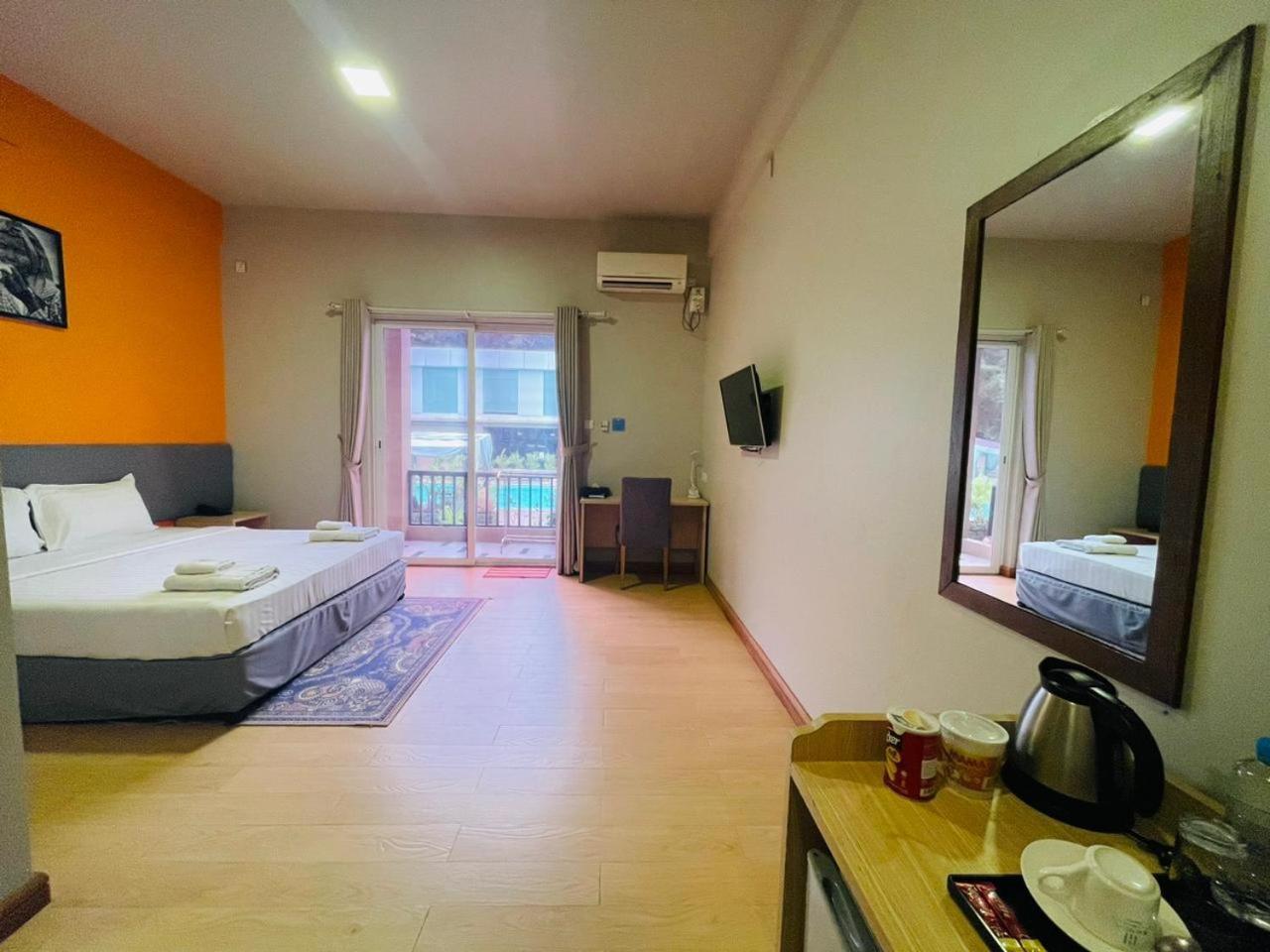 Wh Hotel & Service Apartment Thanlyin Bagian luar foto