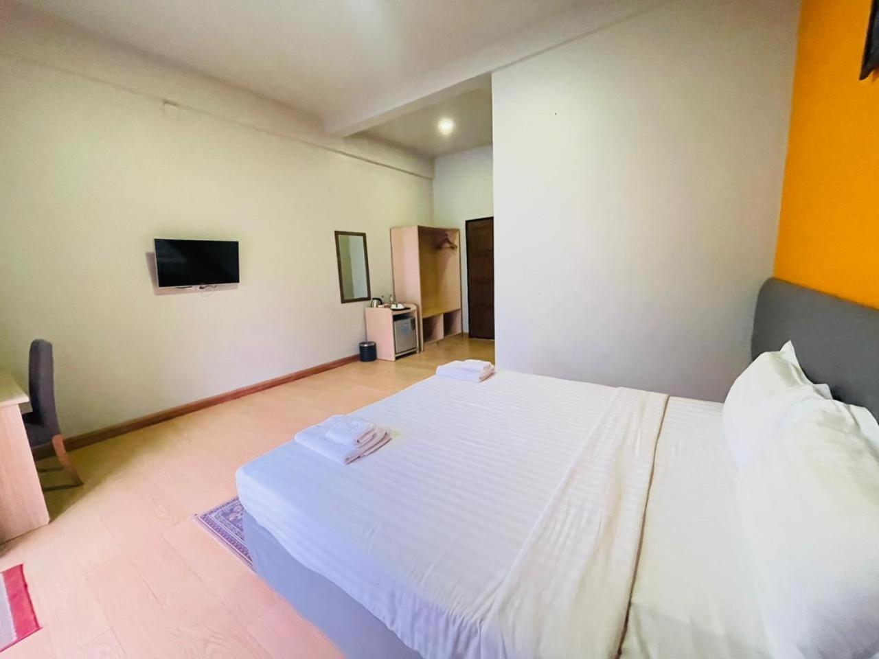 Wh Hotel & Service Apartment Thanlyin Bagian luar foto